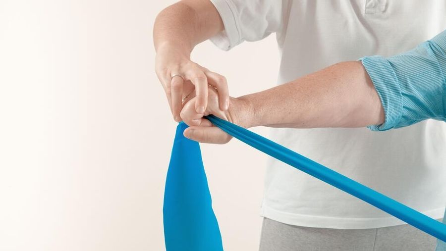 Verwendung eines blauen Gummibands bei einer Therapie